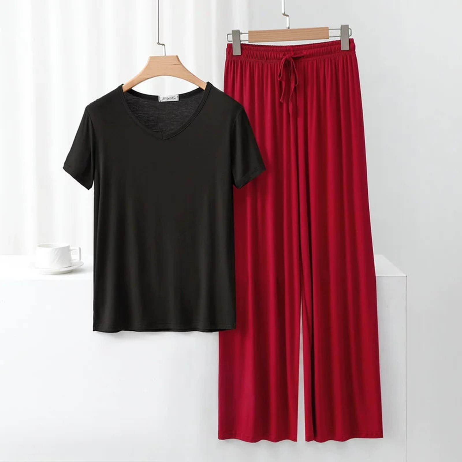 thumbnail image 2 of Conjunto de pijama de manga corta con cuello en V para mujer - Pantalones largos de poliéster y spandex, ropa de dormir ligera para verano, 2 of 5